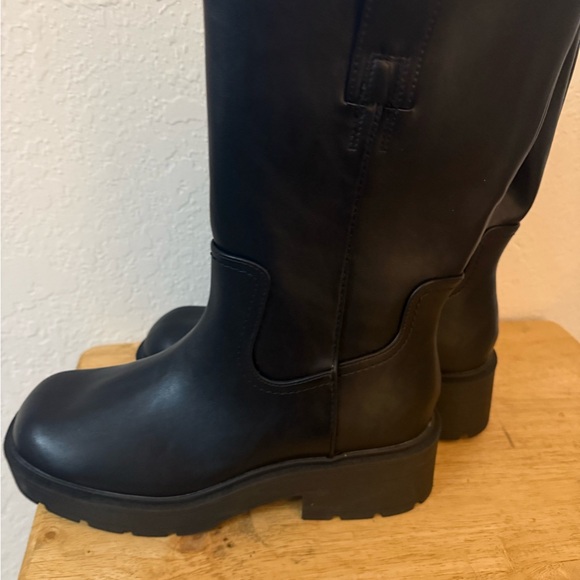 No Boundaries Sleek Black Wide Width Boots. Lug Pull Boots. Zipper on side. - Picture 4 of 8